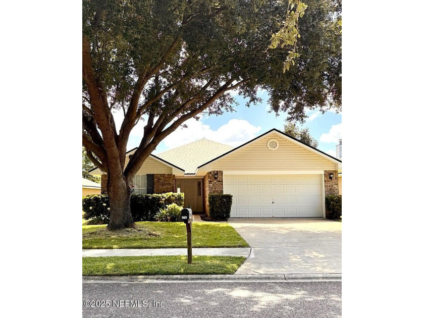 Lakefront, Move-In Ready, 4-Bedroom, 2 bathroom, well maintained - Beach Home for sale in Green Cove Springs, Florida on Beachhouse.com