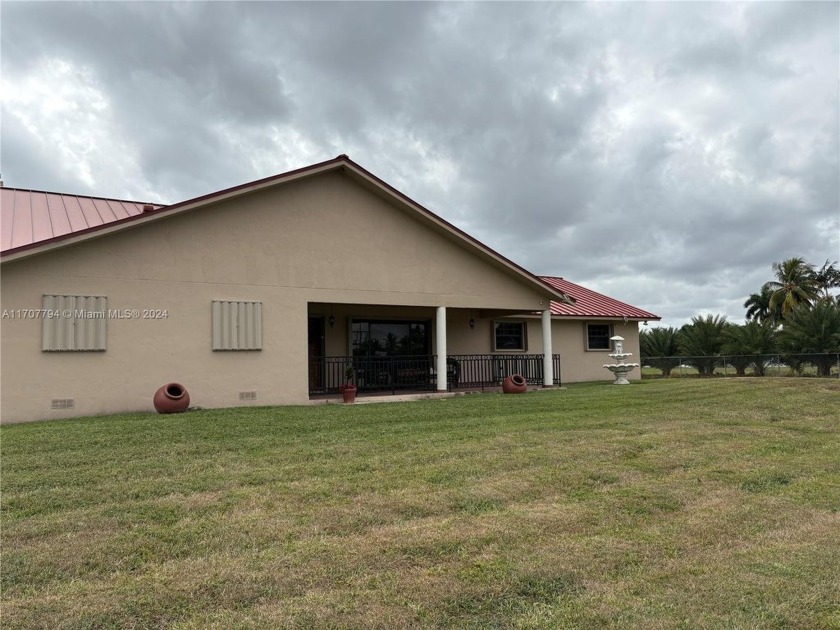 Beautiful 3/2 on 5 Acres with lots of Fruit trees . Back of - Beach Home for sale in Homestead, Florida on Beachhouse.com