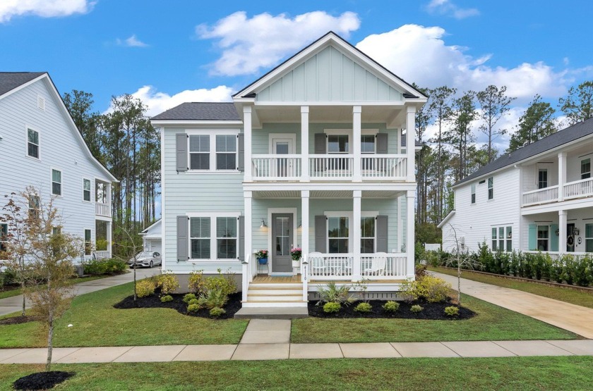 Welcome home to this beautiful and spacious home in sought after - Beach Home for sale in Mount Pleasant, South Carolina on Beachhouse.com