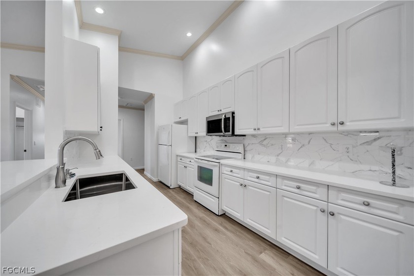 BEAUTIFULLY UPDATED AND MOVE-IN READY! This upper-floor condo in - Beach Condo for sale in Fort Myers, Florida on Beachhouse.com