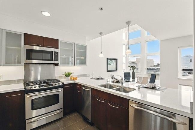 TOP FLOOR - HIGH CEILINGS -TONS OF NATURAL LIGHT.  This home is - Beach Condo for sale in San Francisco, California on Beachhouse.com