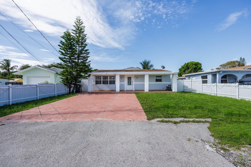 Beautiful and spacious home in excellent condition, located in a - Beach Home for sale in West Palm Beach, Florida on Beachhouse.com