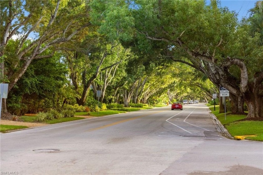 Recently updated with new flooring, appliances, washer/dryer, a - Beach Home for sale in Naples, Florida on Beachhouse.com