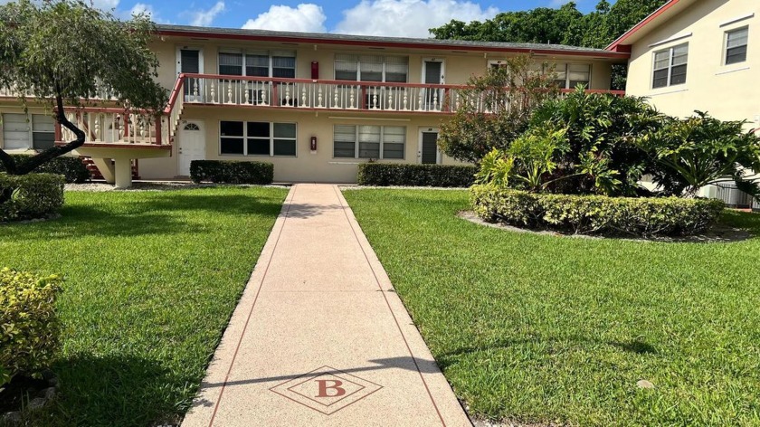 REMODELED AND BEAUTIFUL. PORCELAIN TILE THROUGHOUT, NEW OPEN - Beach Condo for sale in West Palm Beach, Florida on Beachhouse.com