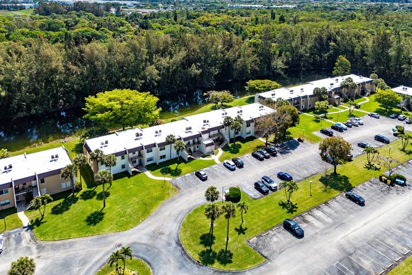 Beautifully renovated 2nd-floor corner unit in the highly - Beach Condo for sale in West Palm Beach, Florida on Beachhouse.com