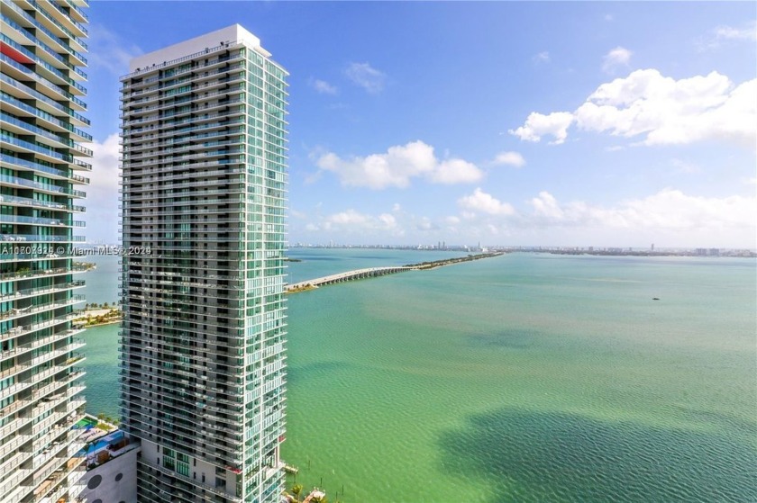 Spacious unit with stunning views at Gran Paraiso. This stunning - Beach Condo for sale in Miami, Florida on Beachhouse.com