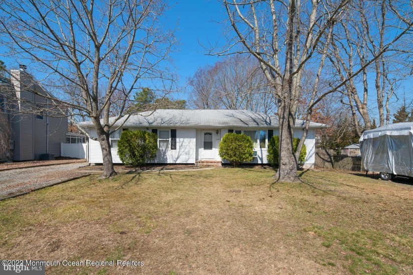 Stafford Township - 3 bed 1 bath expanded rancher with a bright - Beach Home for sale in Manahawkin, New Jersey on Beachhouse.com