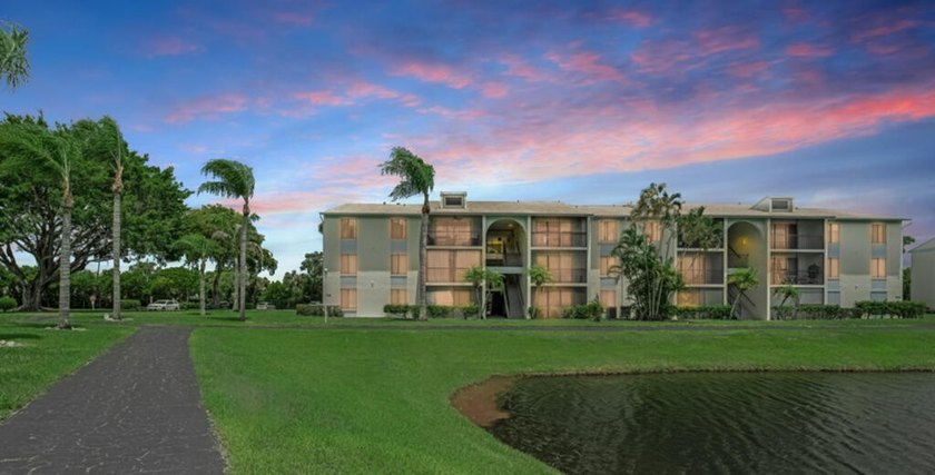 BRAND NEW AC JUST INSTALLED 07/2025! Spacious condo with vaulted - Beach Condo for sale in West Palm Beach, Florida on Beachhouse.com