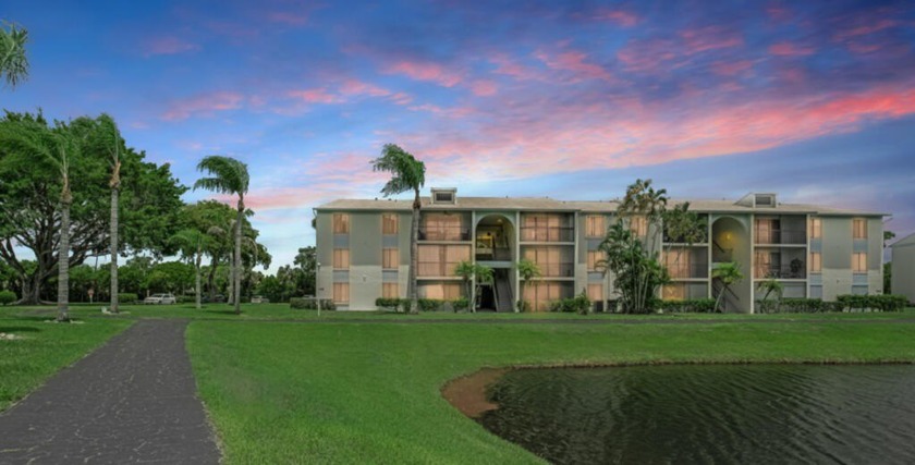 BRAND NEW AC JUST INSTALLED 07/2025! Spacious condo with vaulted - Beach Condo for sale in West Palm Beach, Florida on Beachhouse.com