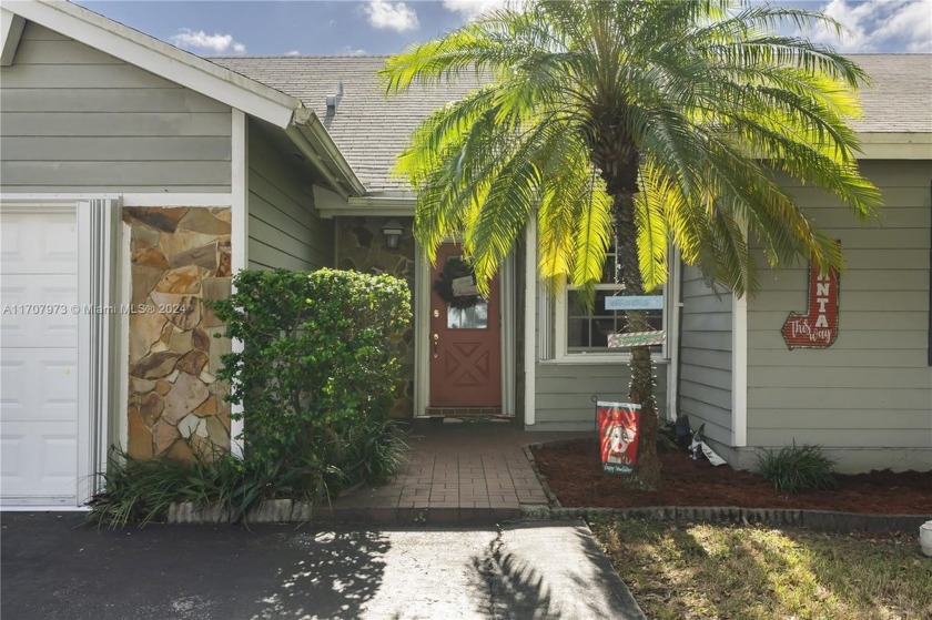 Enjoy this warm Country Walk home featuring a bright and - Beach Home for sale in Miami, Florida on Beachhouse.com