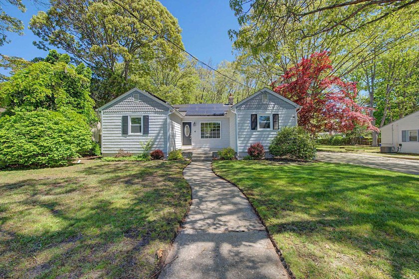 This charming 3-bedroom, 1.5-bath home sits on an oversized - Beach Home for sale in Linwood, New Jersey on Beachhouse.com