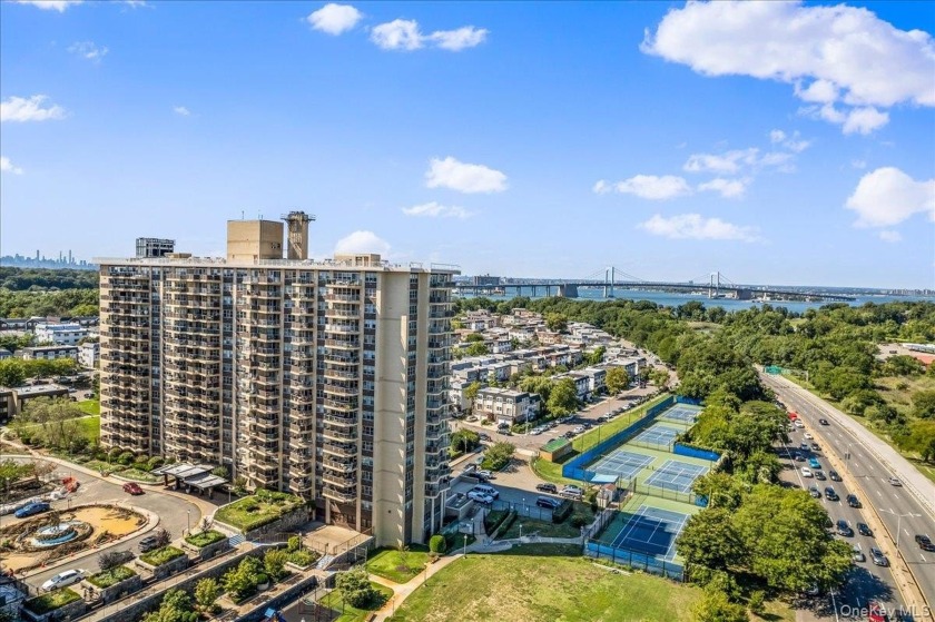 Luxury High-Floor One-Bedroom with Panoramic Manhattan & Water - Beach Home for sale in Bayside, New York on Beachhouse.com