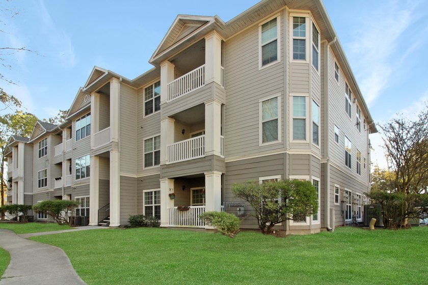 Welcome to this beautiful 2-bedroom, 1-bathroom first-floor - Beach Condo for sale in Charleston, South Carolina on Beachhouse.com