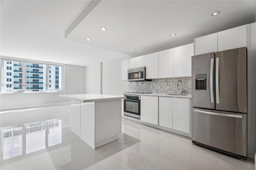 Completely renovated oceanfront 760 sq ft condo in the heart of - Beach Condo for sale in Miami Beach, Florida on Beachhouse.com