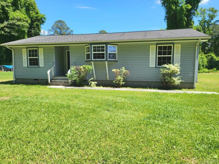 Great starter home in a water access community with boat ramp - Beach Home for sale in Edenton, North Carolina on Beachhouse.com