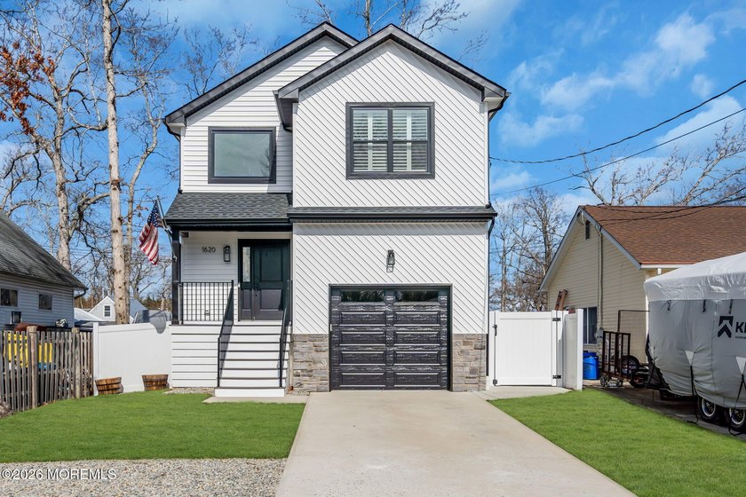 Better than new! 4 year old home with full finished basement and - Beach Home for sale in Forked River, New Jersey on Beachhouse.com
