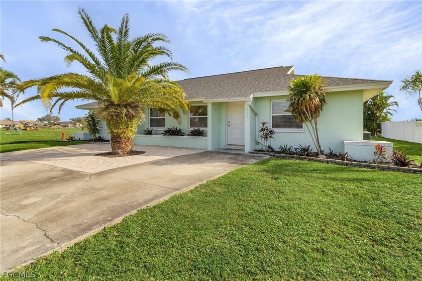 Fantastic income-producing duplex in desirable Cape Coral! Each - Beach Home for sale in Cape Coral, Florida on Beachhouse.com
