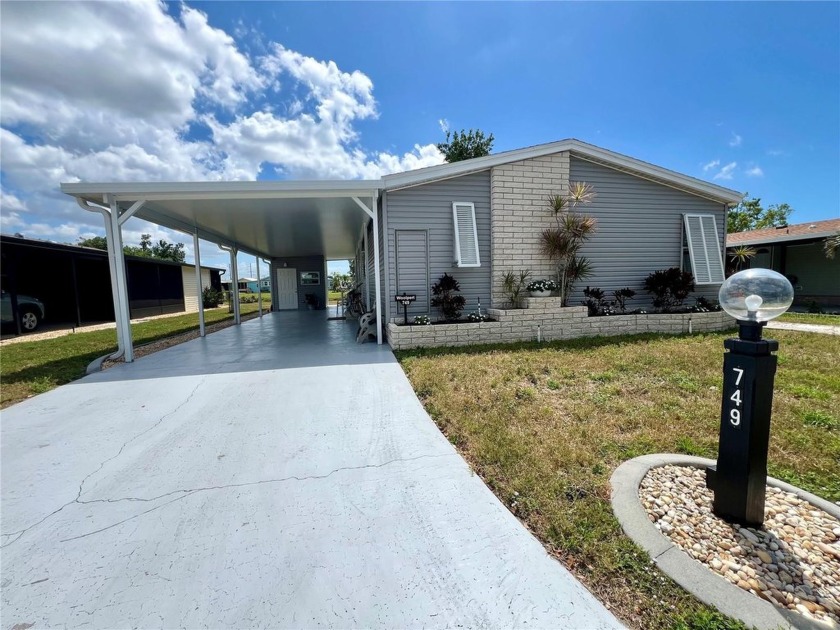 Welcome home to *THE MESMERIZING LAKEFRONT OAK!* in the - Beach Home for sale in Englewood, Florida on Beachhouse.com
