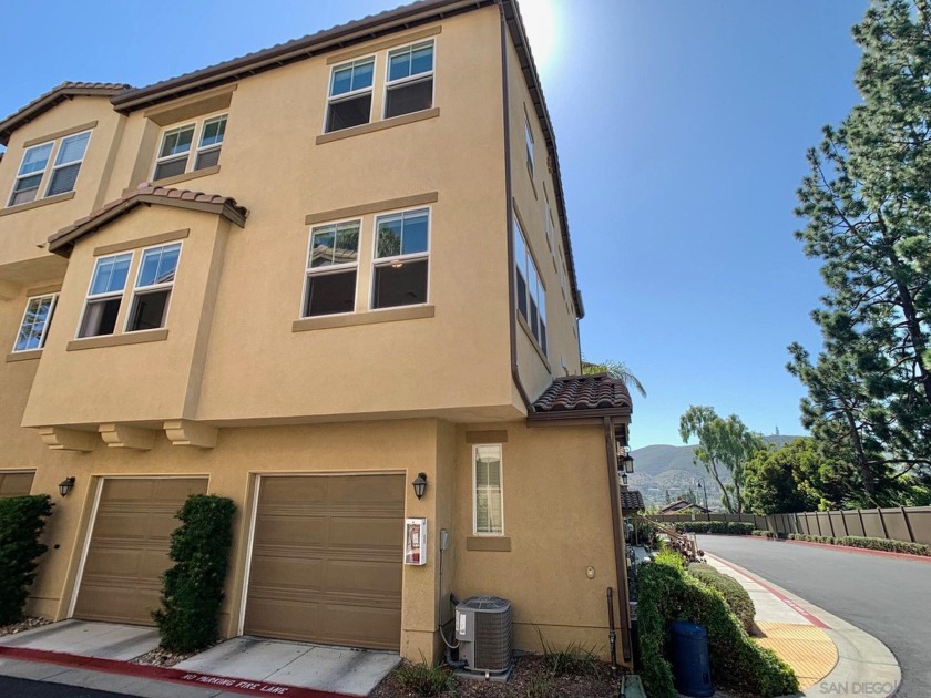 BEAUTIFUL LAKE SAN MARCOS END UNIT WITH GREAT VIEWS 2 MASTER - Beach Townhome/Townhouse for sale in San Marcos, California on Beachhouse.com