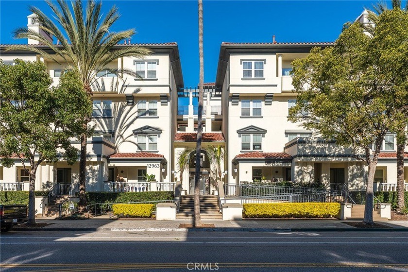 Welcome to 12963 Runway Rd, Unit 418 an inviting top-floor Playa - Beach Condo for sale in Playa Vista, California on Beachhouse.com