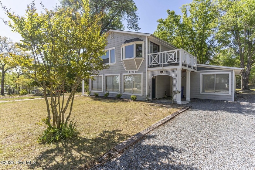Amazing opportunity in desirable Middle Sound. Water views all - Beach Home for sale in Wilmington, North Carolina on Beachhouse.com