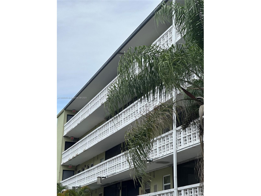 This 2 bed/2 bath condo offers comfort and convenience in an - Beach Condo for sale in Hollywood, Florida on Beachhouse.com