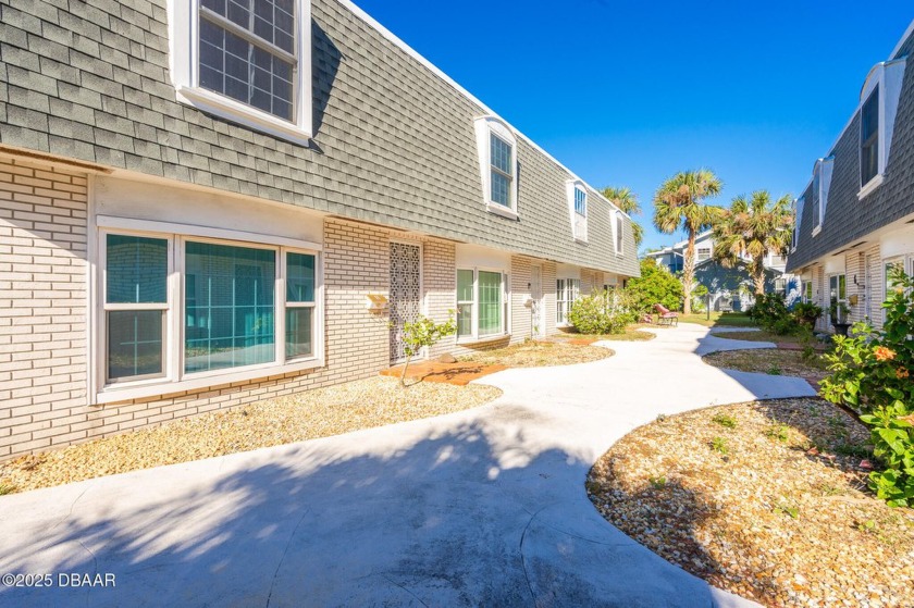 Welcome to your dream townhome in Daytona Beach! This townhome - Beach Condo for sale in Daytona Beach, Florida on Beachhouse.com