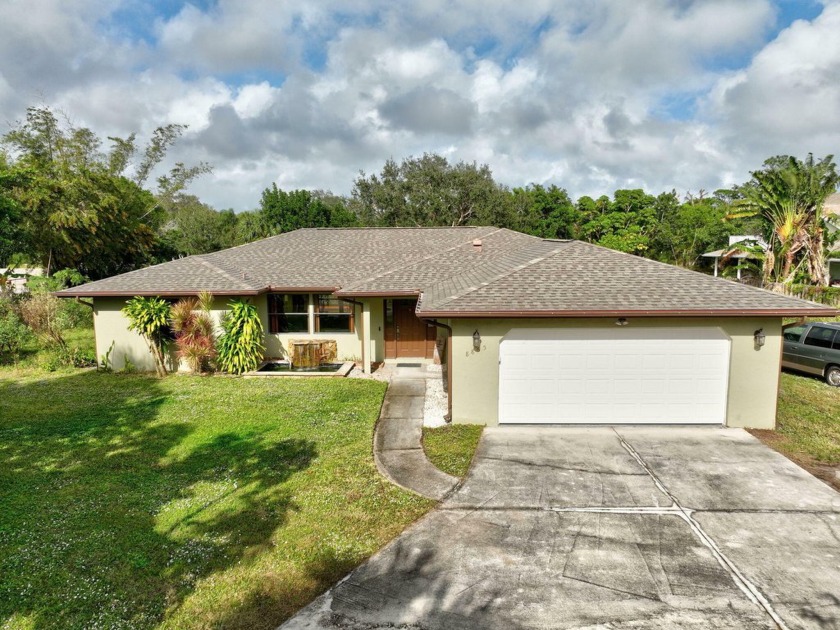 Charming pool home in Papaya Village on a rare 3/4 acre homesite - Beach Home for sale in Hobe Sound, Florida on Beachhouse.com