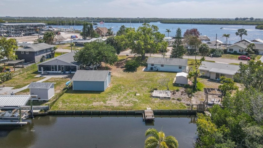 Calling fishing enthusiasts: cute, CANAL-FRONT getaway now for - Beach Home for sale in Ruskin, Florida on Beachhouse.com