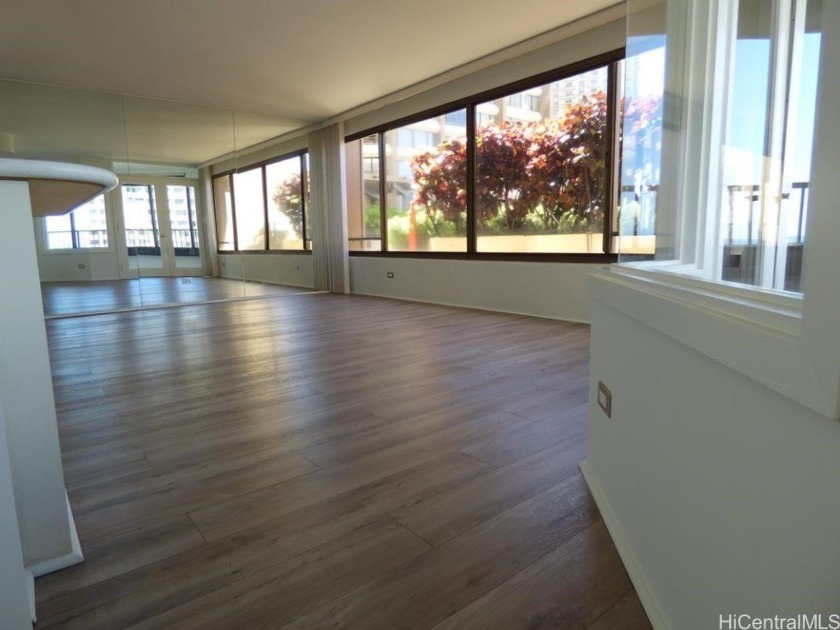 Larger (852 sf) one bedroom living & FEE SIMPLE!  Enclosed lanai - Beach Condo for sale in Honolulu, Hawaii on Beachhouse.com