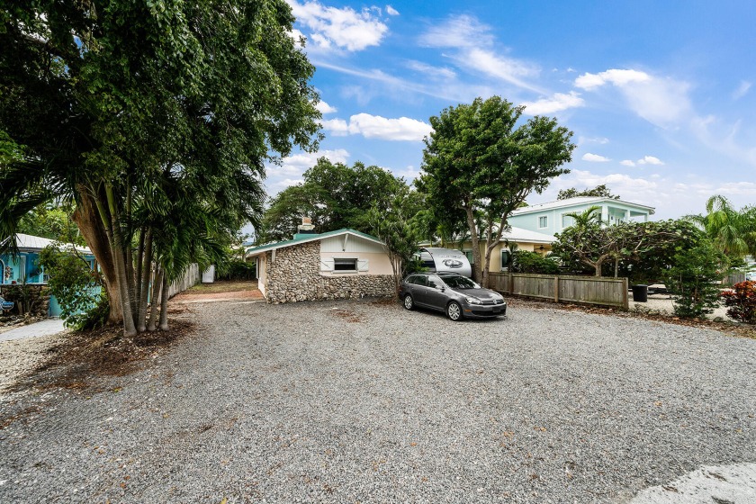 INVESTOR ALERT!  Situated near the homeowner's park, this - Beach Home for sale in Key Largo, Florida on Beachhouse.com