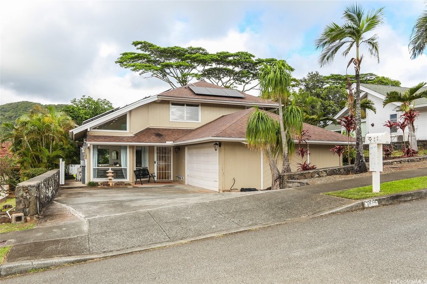 Five bedrooms in Kailua Bluffs with unobstructed views of the - Beach Home for sale in Kailua, Hawaii on Beachhouse.com