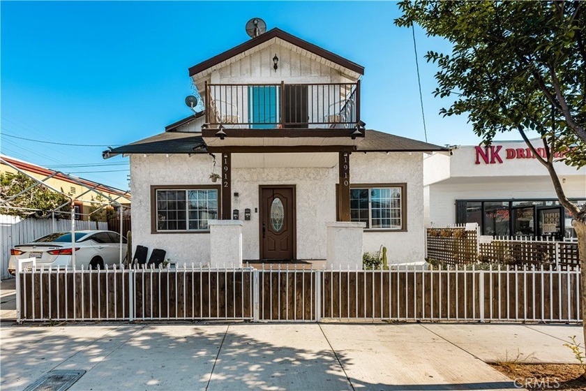 Say hello to a great investment opportunity in the City of Long - Beach Townhome/Townhouse for sale in Long Beach, California on Beachhouse.com