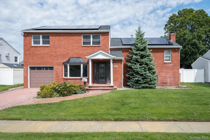 Welcome to 40 Bayview Place, located in the heart of Massapequa - Beach Home for sale in Massapequa, New York on Beachhouse.com