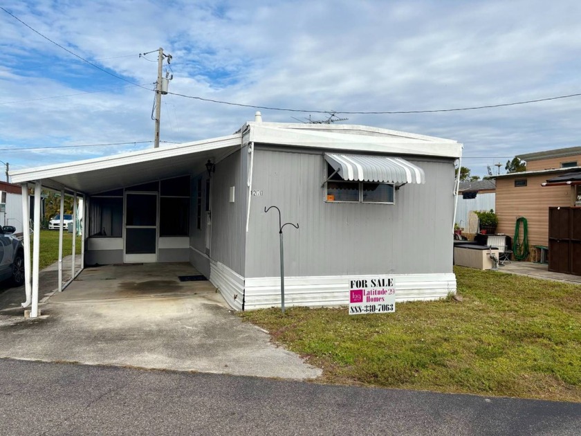 Wonderful 2-bedroom, 1-bathroom with a screened in lanai and - Beach Home for sale in North Fort Myers, Florida on Beachhouse.com