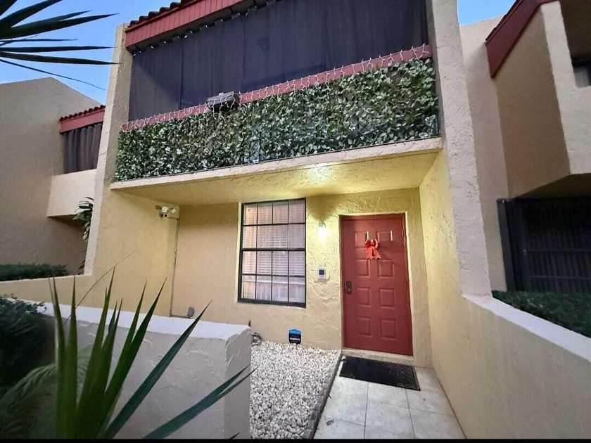 Beautifully updated 2-bedroom, 2.5-bath townhouse just minutes - Beach Townhome/Townhouse for sale in Deerfield Beach, Florida on Beachhouse.com