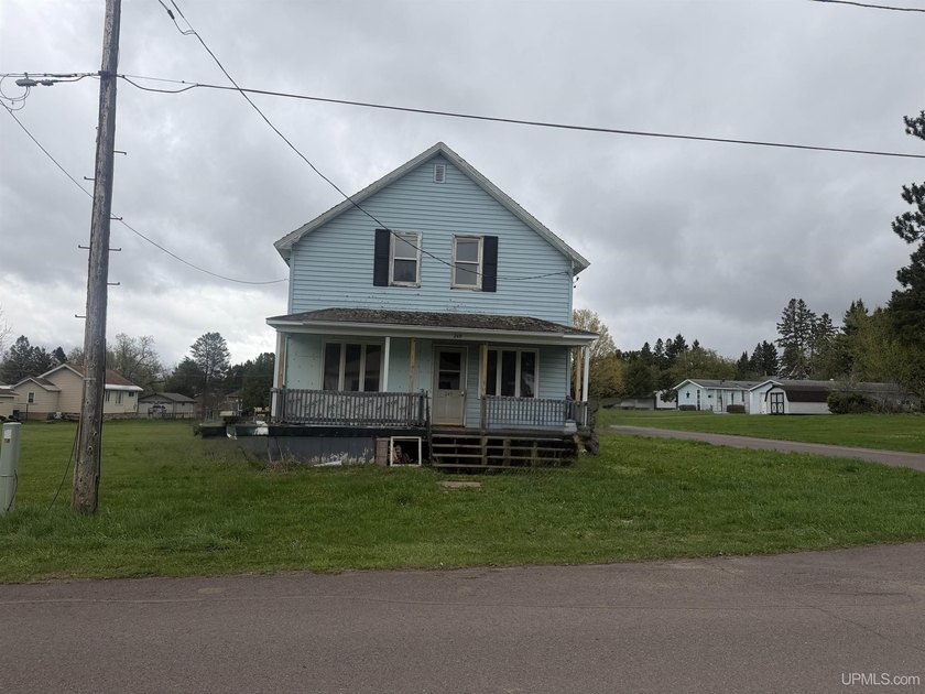 Great fix it and flip it or tear it down and build on a level - Beach Home for sale in Ironwood, Michigan on Beachhouse.com