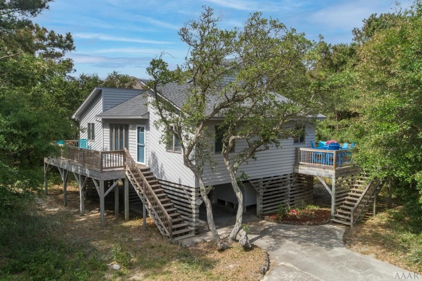 This Chicahauk home is just a 5 minute walk to the beach and - Beach Home for sale in Southern Shores, North Carolina on Beachhouse.com