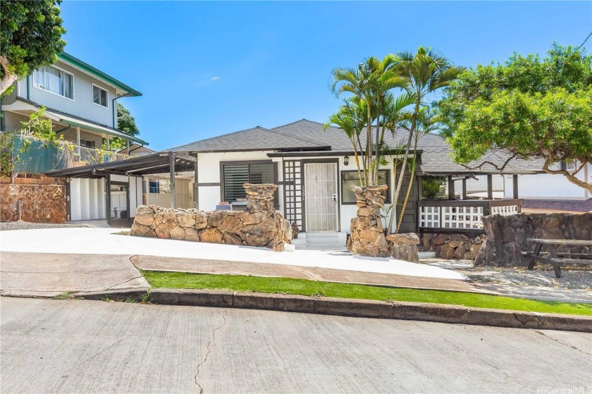 Situated at the base of Wilhelmina Rise with Kaimuki eateries - Beach Home for sale in Honolulu, Hawaii on Beachhouse.com