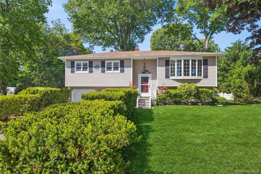 A MUST-SEE TURN KEY, UPGRADED, & PRICED TO SELL HOME!!!! Move-in - Beach Home for sale in Riverhead, New York on Beachhouse.com