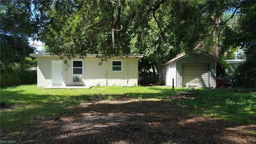 l Discover this charming *Lake Front Property* at 76 Crescent - Beach Home for sale in North Fort Myers, Florida on Beachhouse.com