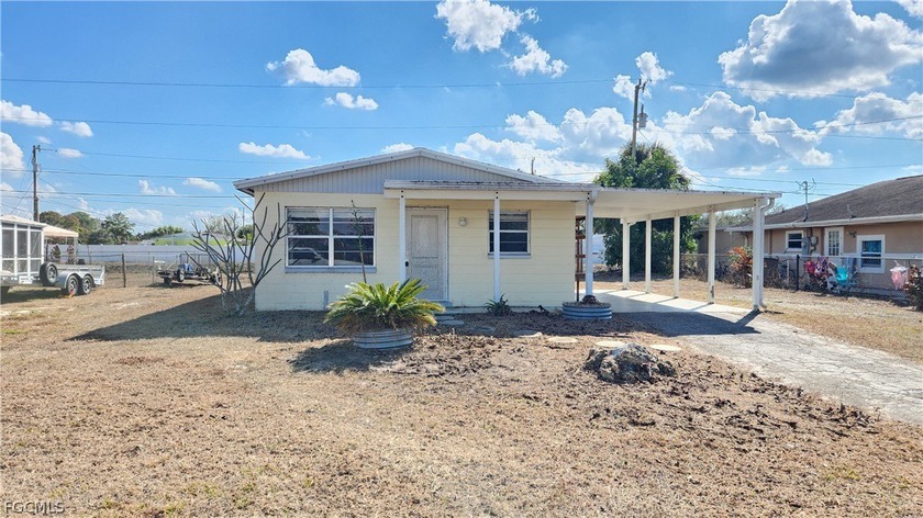 INVESTORS!! 2-bedroom, 1-bath home located in a quiet Lehigh - Beach Home for sale in Lehigh Acres, Florida on Beachhouse.com