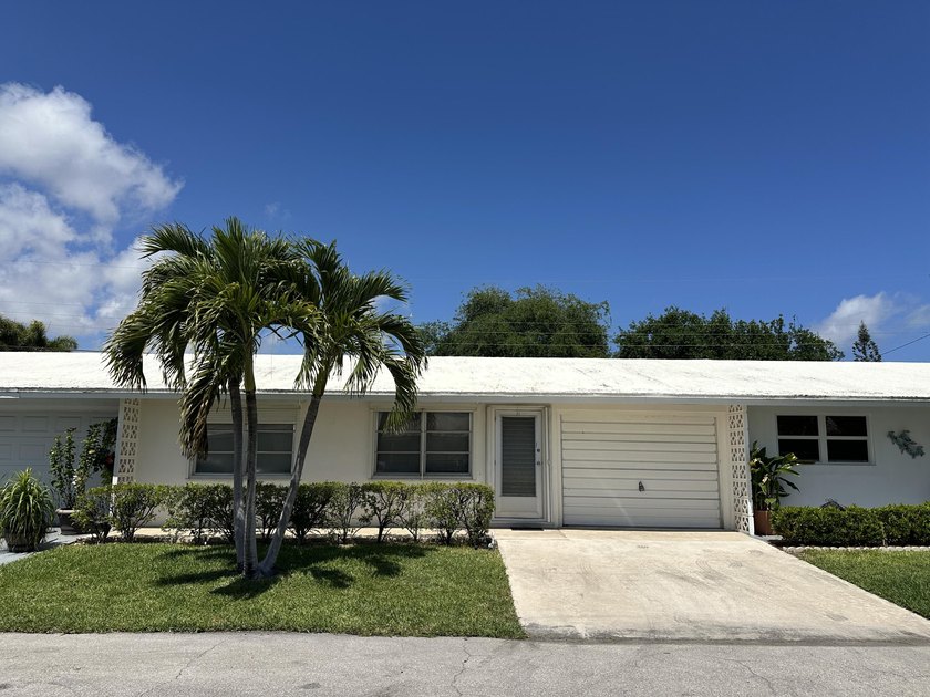 Don't miss this 2 Bedroom, 2 Bathroom, Single Story Condo, with - Beach Condo for sale in Lantana, Florida on Beachhouse.com