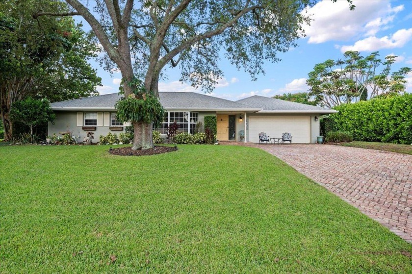 Welcome to this expansive  4-bedroom, 4-bathroom pool home - Beach Home for sale in Palm Beach Gardens, Florida on Beachhouse.com