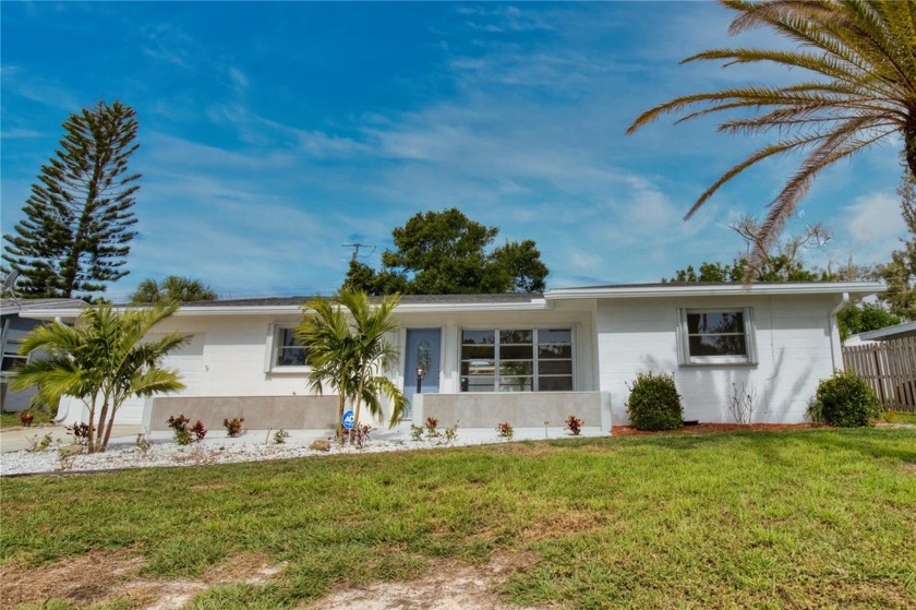 NOW 3 BED/2 BATH OPPORTUNITY! GREAT LOCATION. FULLY UPDATED AND - Beach Home for sale in Venice, Florida on Beachhouse.com