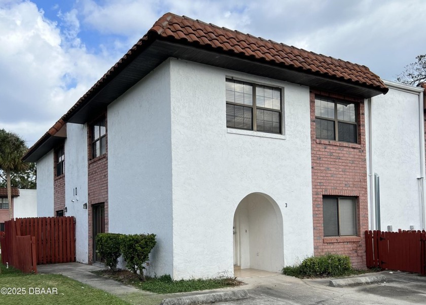 This charming and spacious condo in South Daytona is the perfect - Beach Condo for sale in Daytona Beach, Florida on Beachhouse.com