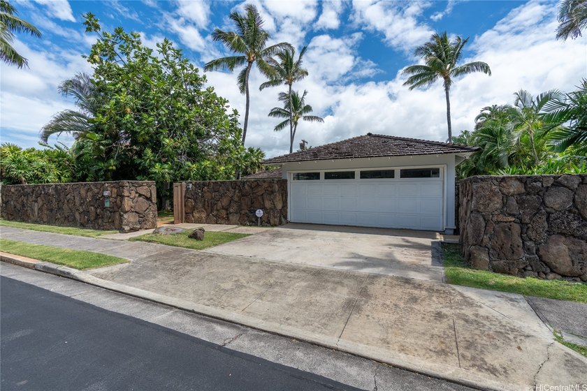 Located in Kahala, 1053 Koloa Street is a single-level residence - Beach Home for sale in Honolulu, Hawaii on Beachhouse.com