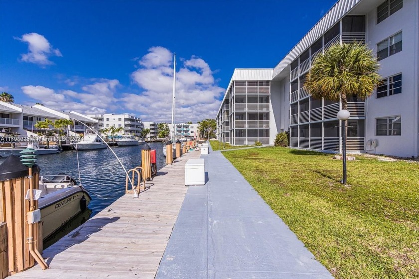 Fantastic opportunity! TOP Floor 1/1.5 condo offering a - Beach Condo for sale in North Miami Beach, Florida on Beachhouse.com