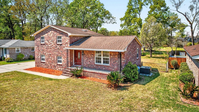 An incredible 4 bedroom, 3 full bathroom, all-brick home on an - Beach Home for sale in North Charleston, South Carolina on Beachhouse.com