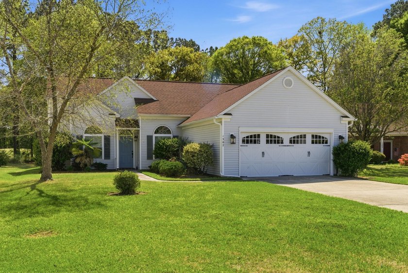 This home is in prestine condition sitting in the heart of - Beach Home for sale in Murrells Inlet, South Carolina on Beachhouse.com